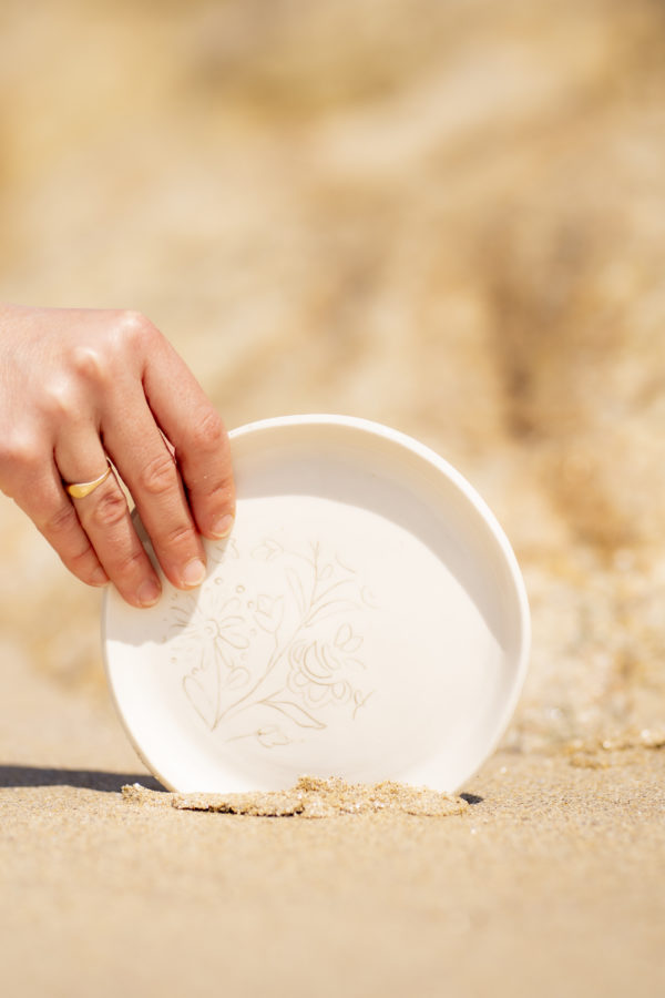Assiettes broderie beige et blanche – Image 3