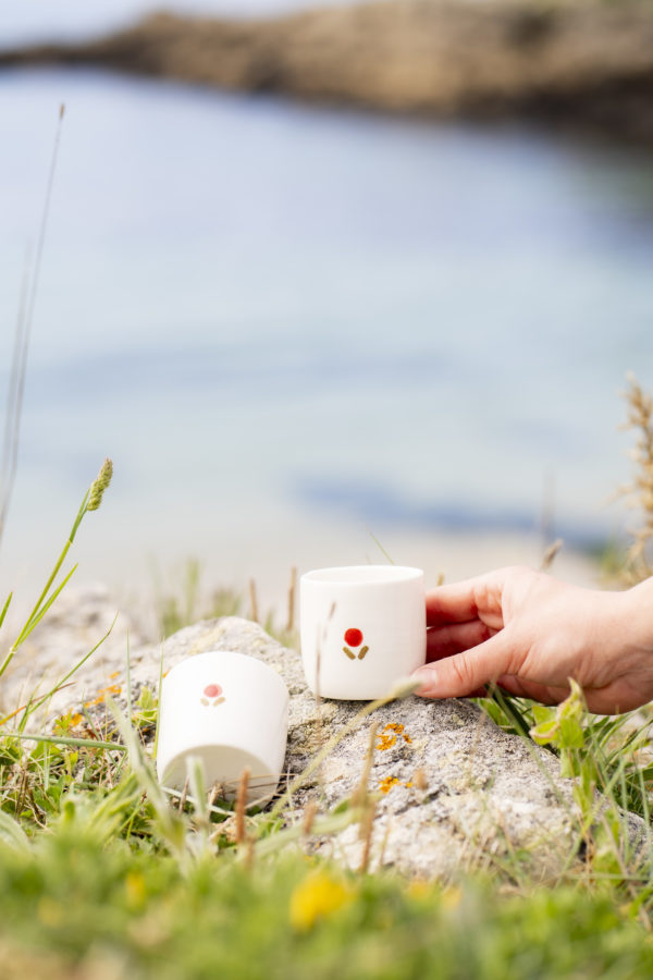 Tasse expresso vintage fleurs rouges, feuilles kaki – Image 2