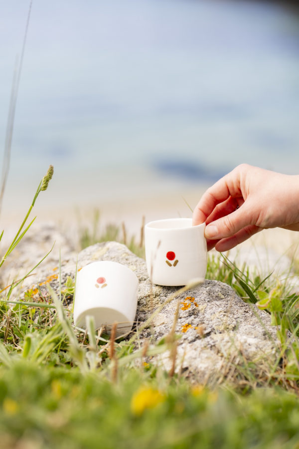 Tasse expresso vintage fleurs rouges, feuilles kaki – Image 3
