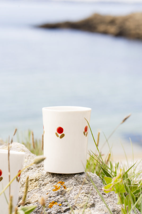 Tasse à café vintage fleurs rouges, feuilles kaki