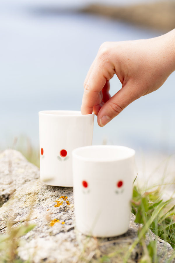 Tasse à café vintage fleurs rouges, feuilles grises – Image 3