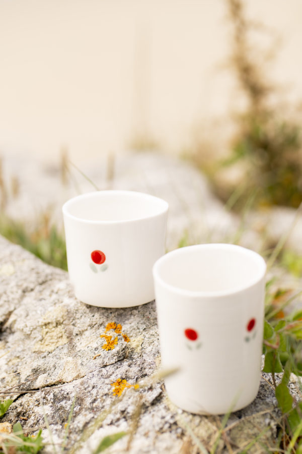 Tasse expresso vintage fleurs rouges, feuilles grises – Image 2