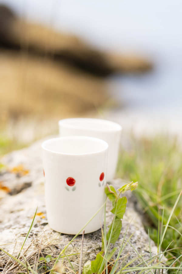 Tasse à café vintage fleurs rouges, feuilles grises