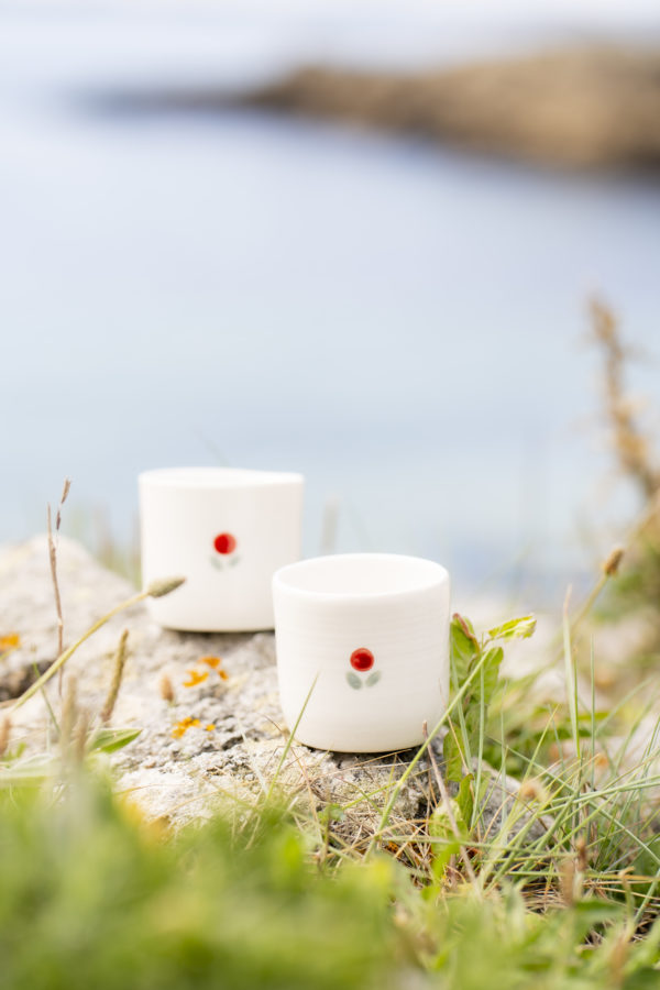 Tasse expresso vintage fleurs rouges, feuilles grises