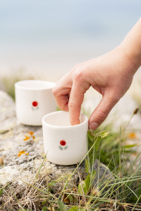 Tasse expresso vintage fleurs rouges, feuilles grises – Image 3
